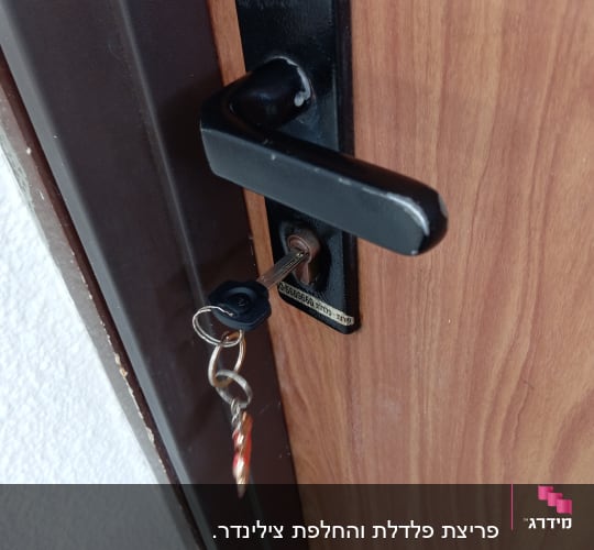 מנעול דלת עם מפתח וידית שחורה